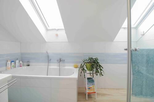 Badezimmer mit Wanne & Dusche OG - 