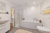 Badezimmer mit Dusche und Wanne - 