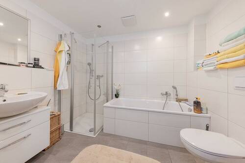 Badezimmer mit Dusche und Wanne - 