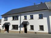 Straßenansicht - Im Ortskern gelegenes Wohnhaus mit Anbau und Garage