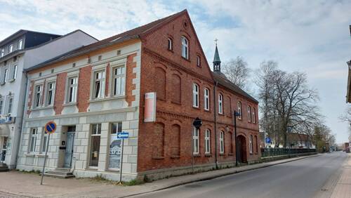..vorn und Seite - 1 Zimmer Mehrfamilienhaus, Wohnhaus zum Kaufen in Loitz
