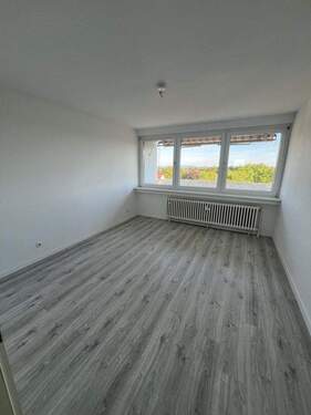 Bild 1 - Frisch sanierte 4 Zimmer Wohnung mit Aufzug und Balkon in Mönchengladbach - gerne auch Jobcenter