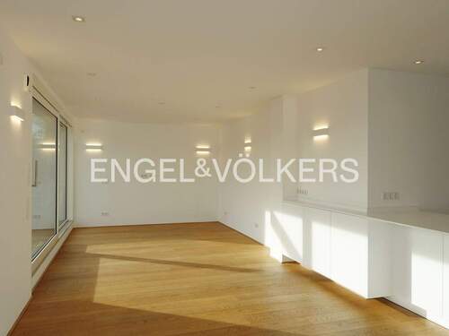 Wohnzimmer mit direktem Zugang zur Dachterrasse - Großzügige 5-Zimmer-Wohnung mit bester Küchenausstattung und TG-Platz . Zeitmiete für 1 Jahr