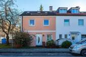 Hausansicht - FBC - Familienleben neu definiert: Ihr Reiheneckhaus in Stadt & Natur