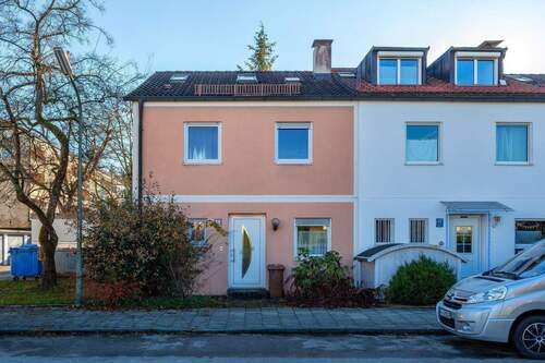 Hausansicht - FBC - Familienleben neu definiert: Ihr Reiheneckhaus in Stadt & Natur