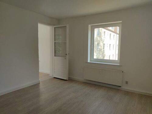 Wohnzimmer mit Zugang zum Abstellraum - Nachmieter gesucht...Möbelübernahme möglich