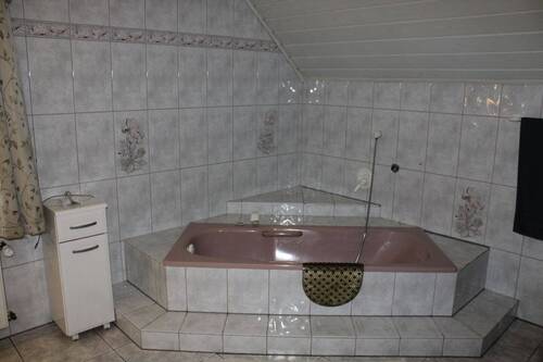 ... mit Wanne über Eck - 