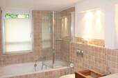 Ein neueres Badezimmer - 