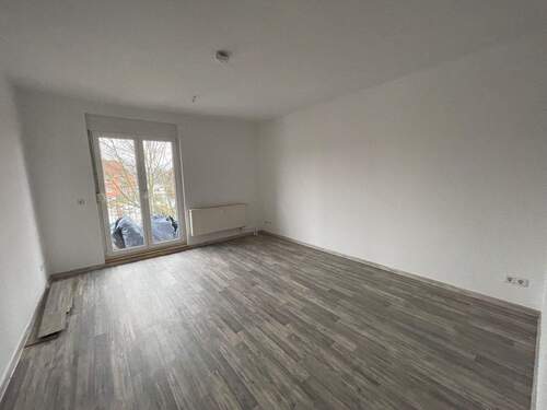 Wohnzimmer mit Balkonzugang - 3 Zimmer Etagenwohnung in Brandenburg an der Havel