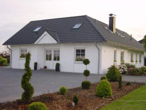 Hausansicht - Exklusives Einfamilienhaus mit gehobener Ausstattung und großem Grundstück zu kaufen!