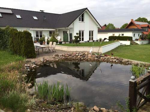 Koiteich und Hausansicht - Einfamilienhaus mit 216,50 m&sup2; in Dümmer zum Kaufen