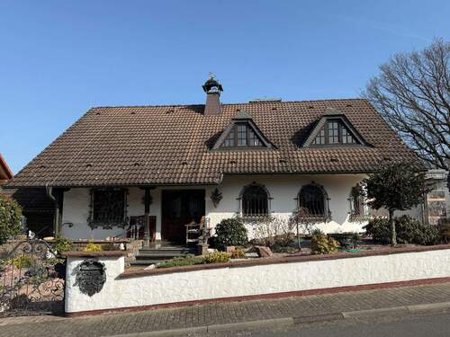 Ansicht - **Geräumiges Einfamilienwohnhaus mit Einliegerwohnung in bevorzugter ruhiger Feldrandlage**