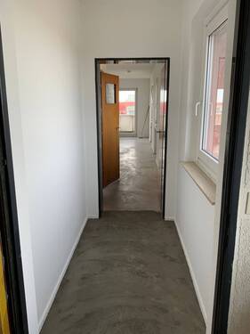 Blick Eingang in die Diele mit braunem PVC-Boden und weißen Wänden - 3 Zimmer Etagenwohnung zur Miete in Meerbusch