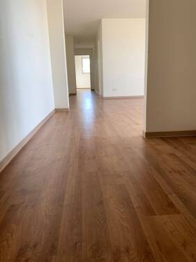 Blick Eingang in die Diele mit braunem PVC-Boden und weißen Wänden - 3 Zimmer Etagenwohnung in Meerbusch