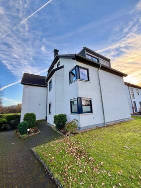 Hausansicht mit Eingang - 3 Zimmer Etagenwohnung zum Kaufen in Aachen