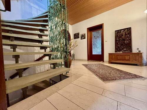 Diele mit Treppenaufgang - 8 Zimmer Einfamilienhaus in Möhrendorf