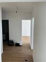 Flur mit neuem Bodenbelag in Holzoptik, Wände in weiß angelegt - 
