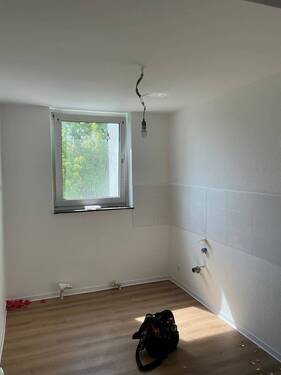 Küche mit neuem Fliesenspiegel (weiß), mit neuem Bodenbelag in Holzoptik, Wände in weiß angelegt - 