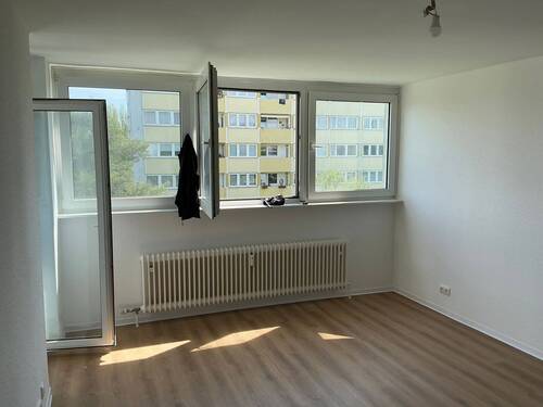 Schlafzimmer mit neuem Bodenbelag in Holzoptik, Wände in weiß angelegt - 