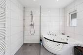 Bad mit Whirlpoolbadewanne und ebenerdiger Dusche ... - 
