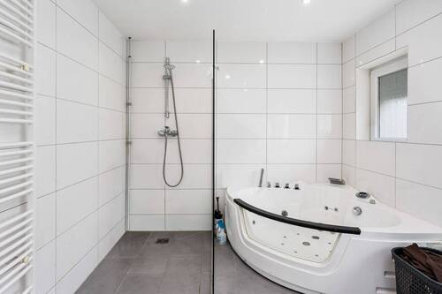Bad mit Whirlpoolbadewanne und ebenerdiger Dusche ... - 