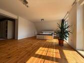 Helles Schlafzimmer mit Holzoptik - 
