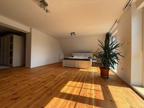 Helles Schlafzimmer mit Holzoptik - 