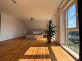 Helles Schlafzimmer mit Balkon - 
