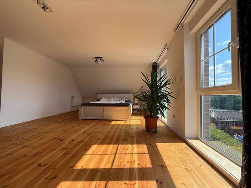 Helles Schlafzimmer mit Balkon - 