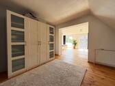 Helles Wohnzimmer mit Schrank - 