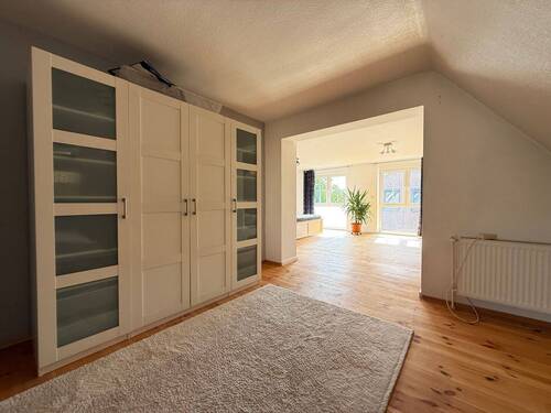 Helles Wohnzimmer mit Schrank - 