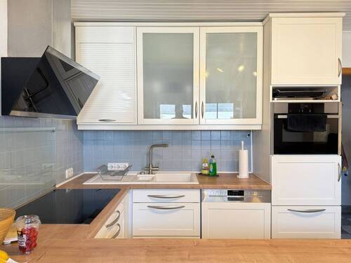 Moderne Küche mit Geräten - 