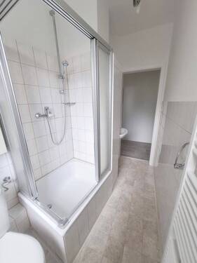 Badezimmer mit Dusche - 