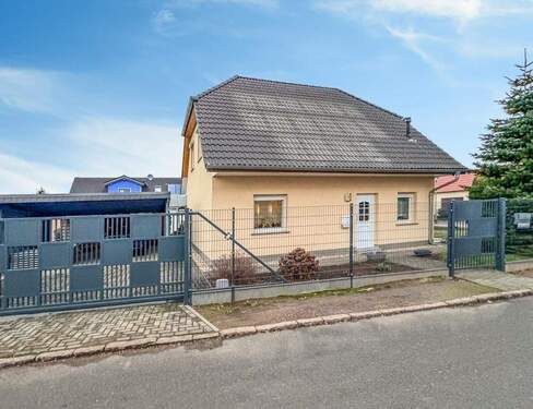 Haus Vorderseite - 4 Zimmer Einfamilienhaus zum Kaufen in Zörbig
