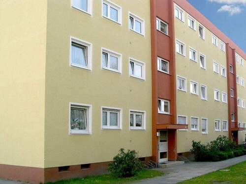 Ansicht Wohngebäude mit Hauseingängen - 2 Zimmer Etagenwohnung in Lampertheim