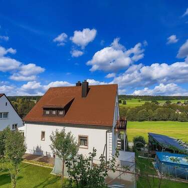 Außenansicht Gartenseite - 1 Zimmer Mehrfamilienhaus, Wohnhaus in Bischofsgrün