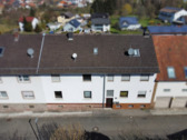 Hausansicht - Attraktives Zweifamilienhaus mit viel Platz und Zukunftsperspektive