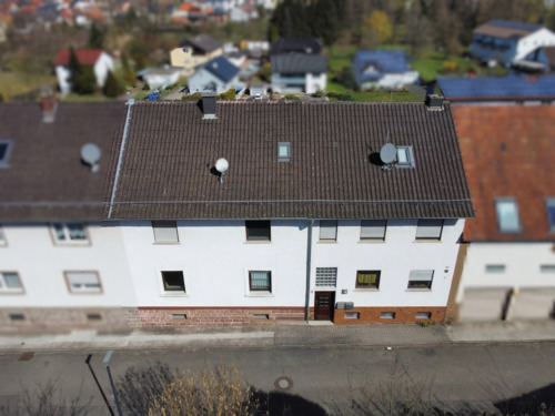 Hausansicht - Attraktives Zweifamilienhaus mit viel Platz und Zukunftsperspektive
