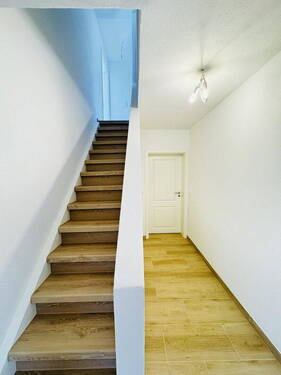 Bild 3 - 8 Zimmer Mehrfamilienhaus, Wohnhaus in Bechhofen