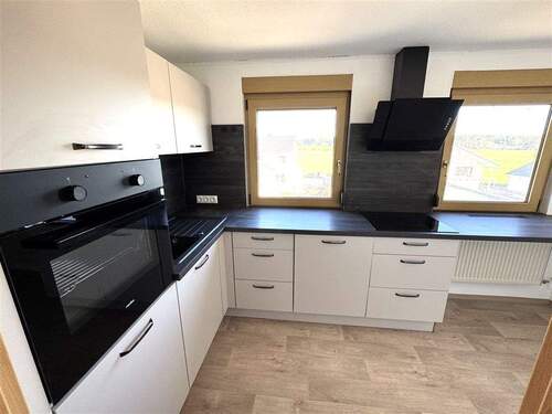 Einbauküche mit allen Geräten - *RESERVIERT*Helle drei-Zimmer-Dachgeschosswohnung mit Balkon bei Flachslanden