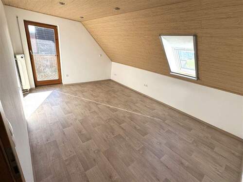 Wohnzimmer mit Balkon - 3 Zimmer Etagenwohnung in Flachslanden