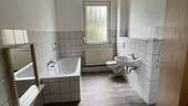 Bad (2).jpg - großzügige 5-Zimmer Wohnung mit Garten in Lauchhammer
