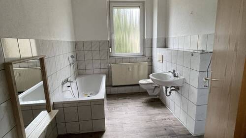 Bad (2).jpg - großzügige 5-Zimmer Wohnung mit Garten in Lauchhammer