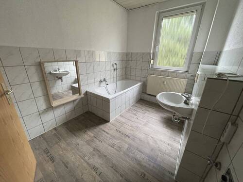 Bad 4.jpg - 5 Zimmer Etagenwohnung zur Miete in Lauchhammer