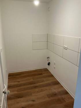 Küche mit neuem Fußbodenbelag in Holzoptik, Wände tapeziert und weiß angelegt, neuer Fließenspiegel mit modernen, weißen Wandfließen - 