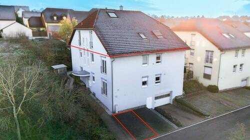 Frontansicht mit Außenstellplatz und Garageneinfahrt - 