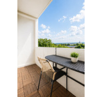 Moderne 3-Raum-Wohnung mit EBK & Balkon, unverbaubarer Ausblick ins Grüne - Meerane