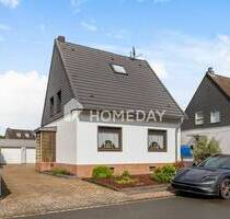 Ideal für Mehrgenerationen: Zweifamilienhaus mit großem Außenbereich und zwei Garagen - Oberhausen Sterkrade-Nord