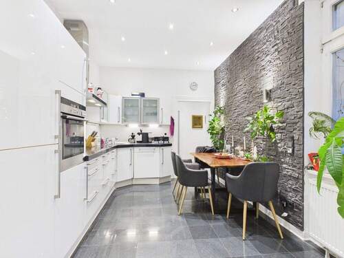 gemütliche Küche - Modernisierte 3-Zimmer-Etagenwohnung mit zwei Balkonen und zeitgemäßer Ausstattung