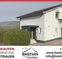 Frische Luft, freier Blick, hoher Wohnkomfort = Lebensqualität! Modernes EFH m. ELW in Mertesheim!